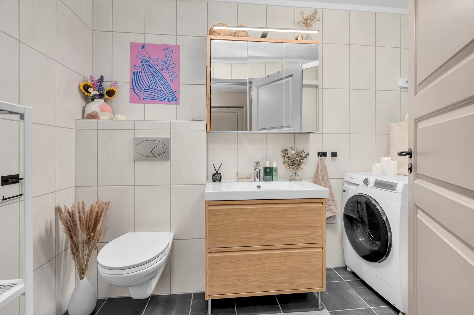 Flott bad med nyere servant og speilskap. Det er også montert nyere Pax Calima baderomsvifte. Galleribilde