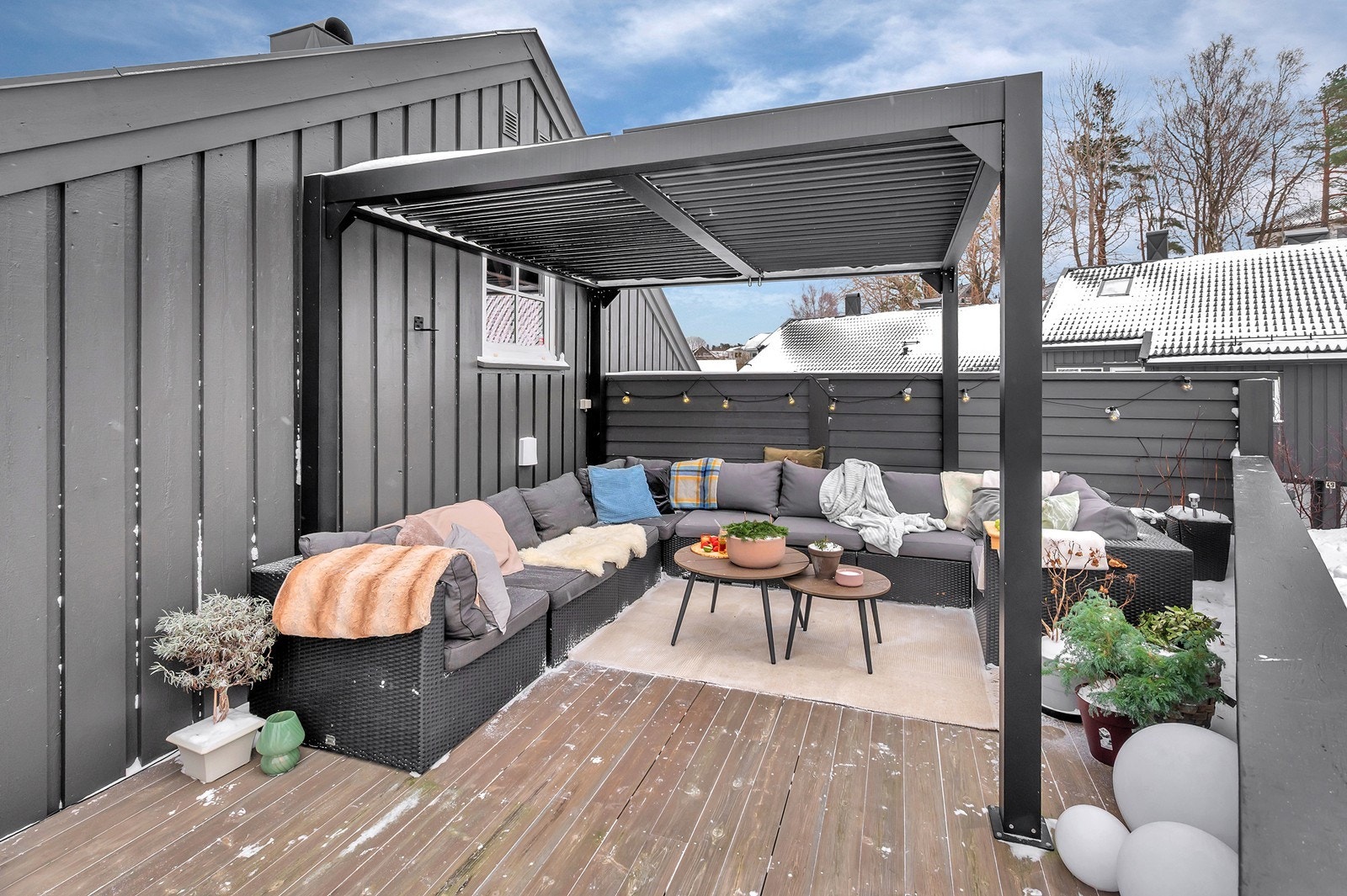 Til leiligheten følger det med solrike uteplasser langs alle 3 ytterveggene som gir gode solforhold hele dagen! Galleribilde