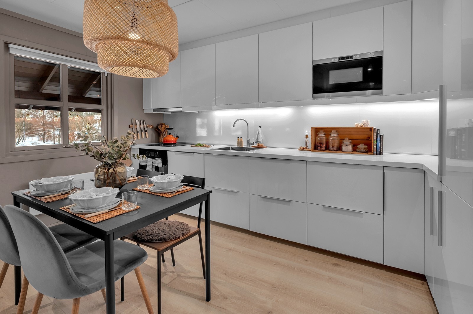 Lekker modernisert leilighet. God skap- og benkeplass. Galleribilde