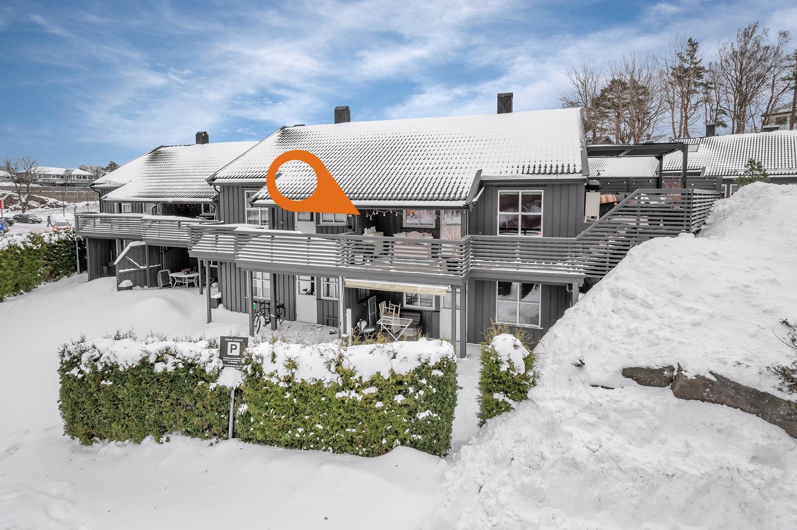 Leiligheten har en populær beliggenhet på Hellemyr. Dagligvarebutikk, lysløype med flott turterreng og oppkjørt skiløype når været tillater det og busstopp med hyppige avganger rett i nærheten. Galleribilde