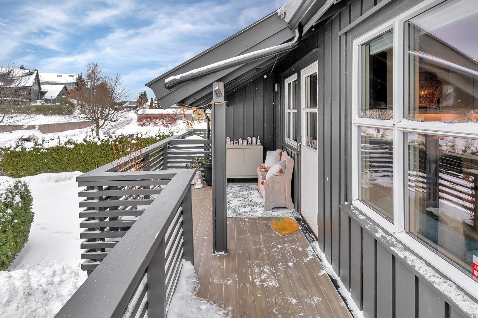 Det er også utført flere oppgraderingsarbeid utvendig av bygget med bl.a. utført takbytte inkludert blikkenslagerarbeid våren 2025, maling av fasade våren 2025, utført av Agder tak. Galleribilde