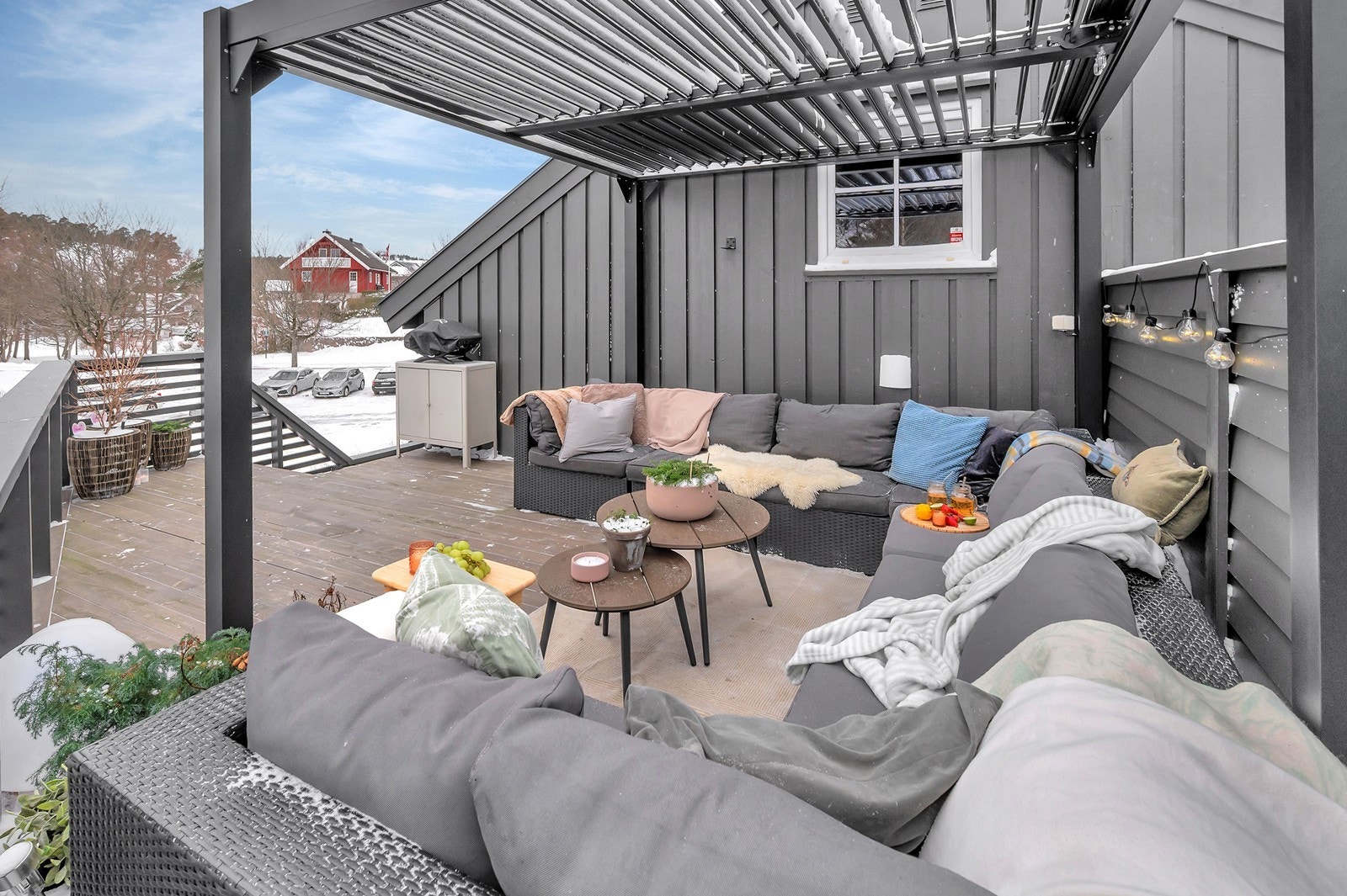 Usjenert terrasse. Lite innsyn, vindstille og fantastiske solforhold! Galleribilde