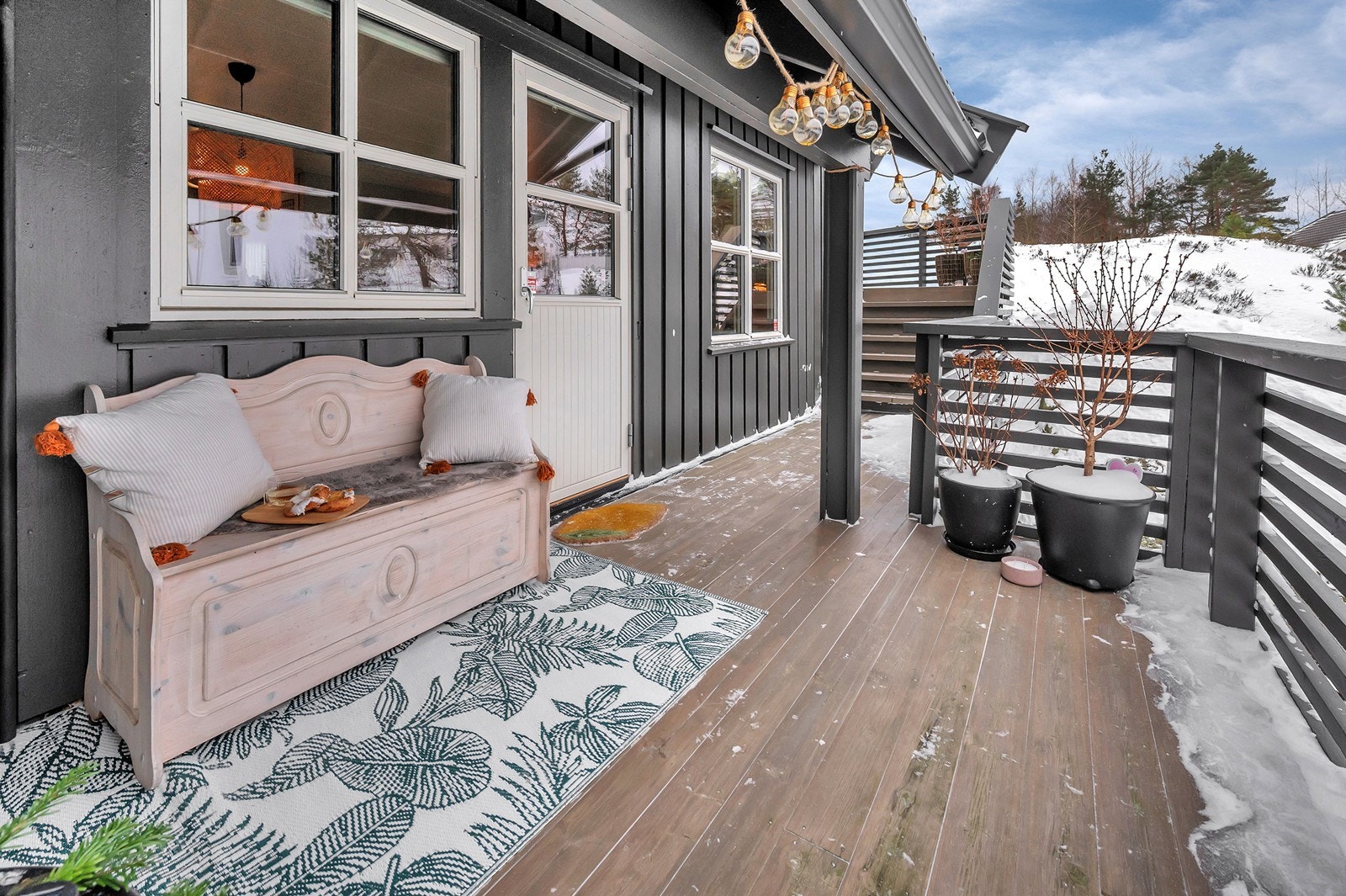 Direkte adgang til stor solrik veranda/terrasse fra stue. Galleribilde