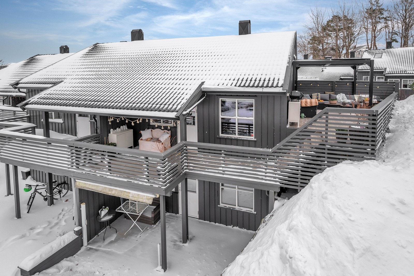 Leiligheten ligger usjenert til på enden. Det er felles parkeringsplass med første man til mølla-prinsippet, maks 1 bil pr. leilighet. Galleribilde