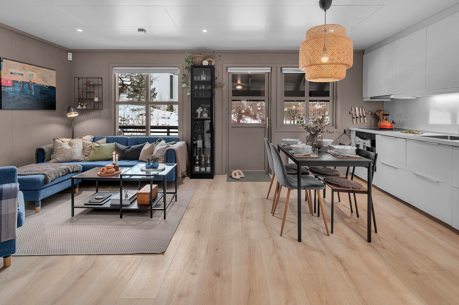 Det er i nyere tid montert LED-spotter i stue og kjøkken, og montering av taklampe i stue, gang og vindfang. Galleribilde