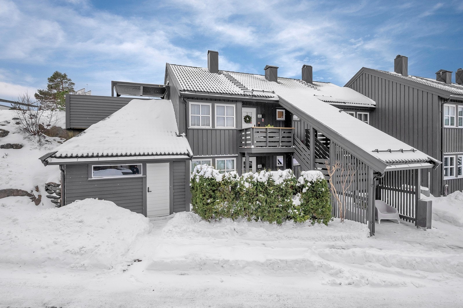 Utvendig romslig bod med god oppbevaring til sykkel, ski, hageredskaper osv, som 4 stk i borettslaget deler på. Kristiansand sentrum som tilbyr et rikt utvalg fasiliteter ligger en sykkeltur unna. Galleribilde