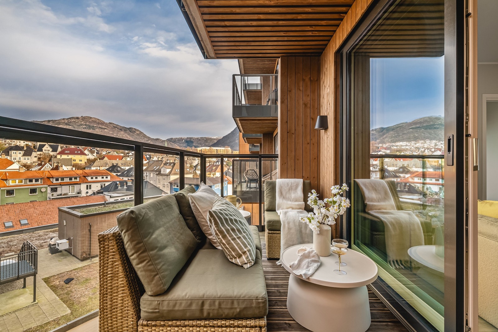 Her er det god plass til ønsket utemøblement, grill og beplantning. Galleribilde