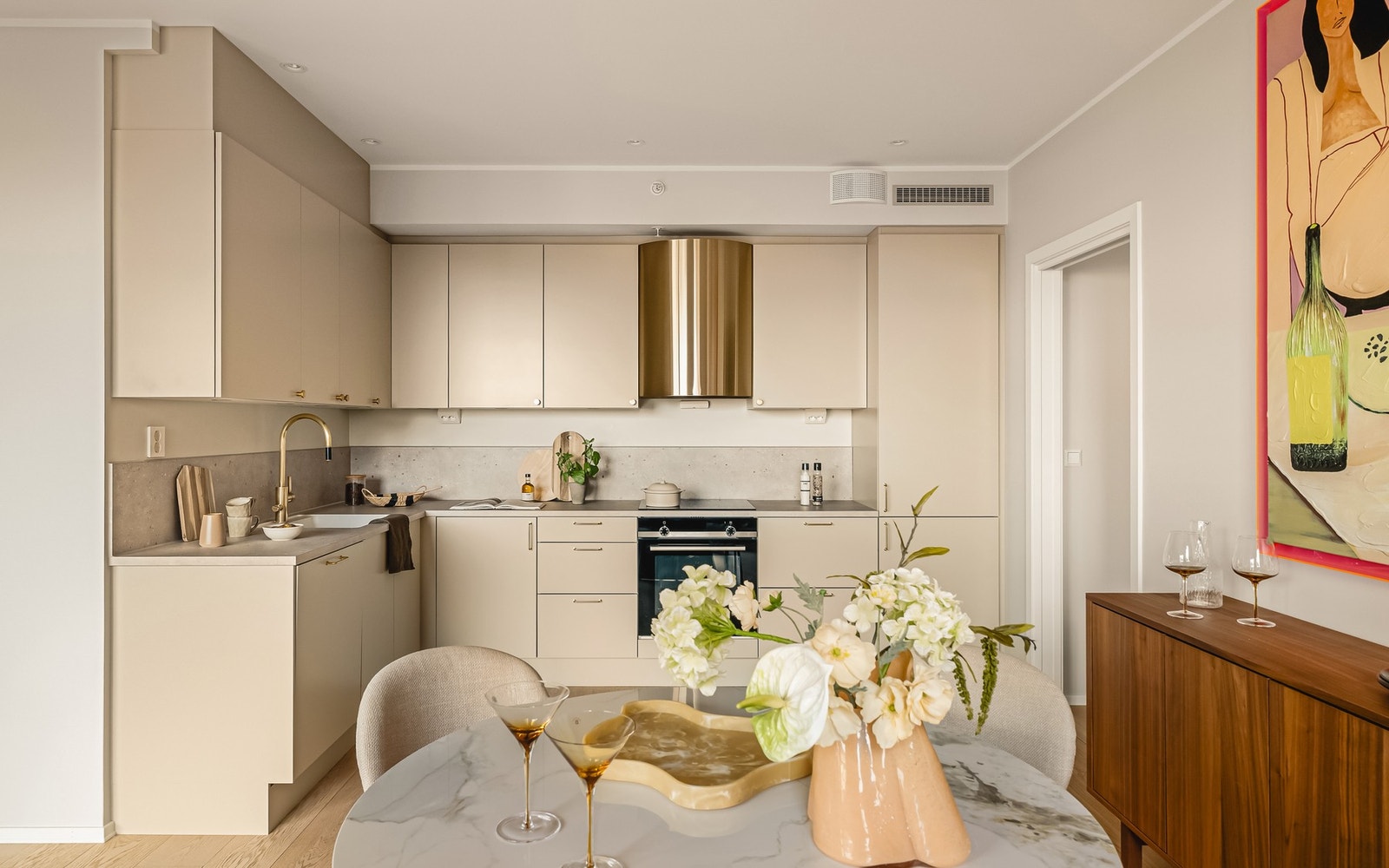 Kjøkkenet er oppgradert fra standardløsninger, og har automatisk kjøkkenvifte og integrerte hvitevarer. Galleribilde