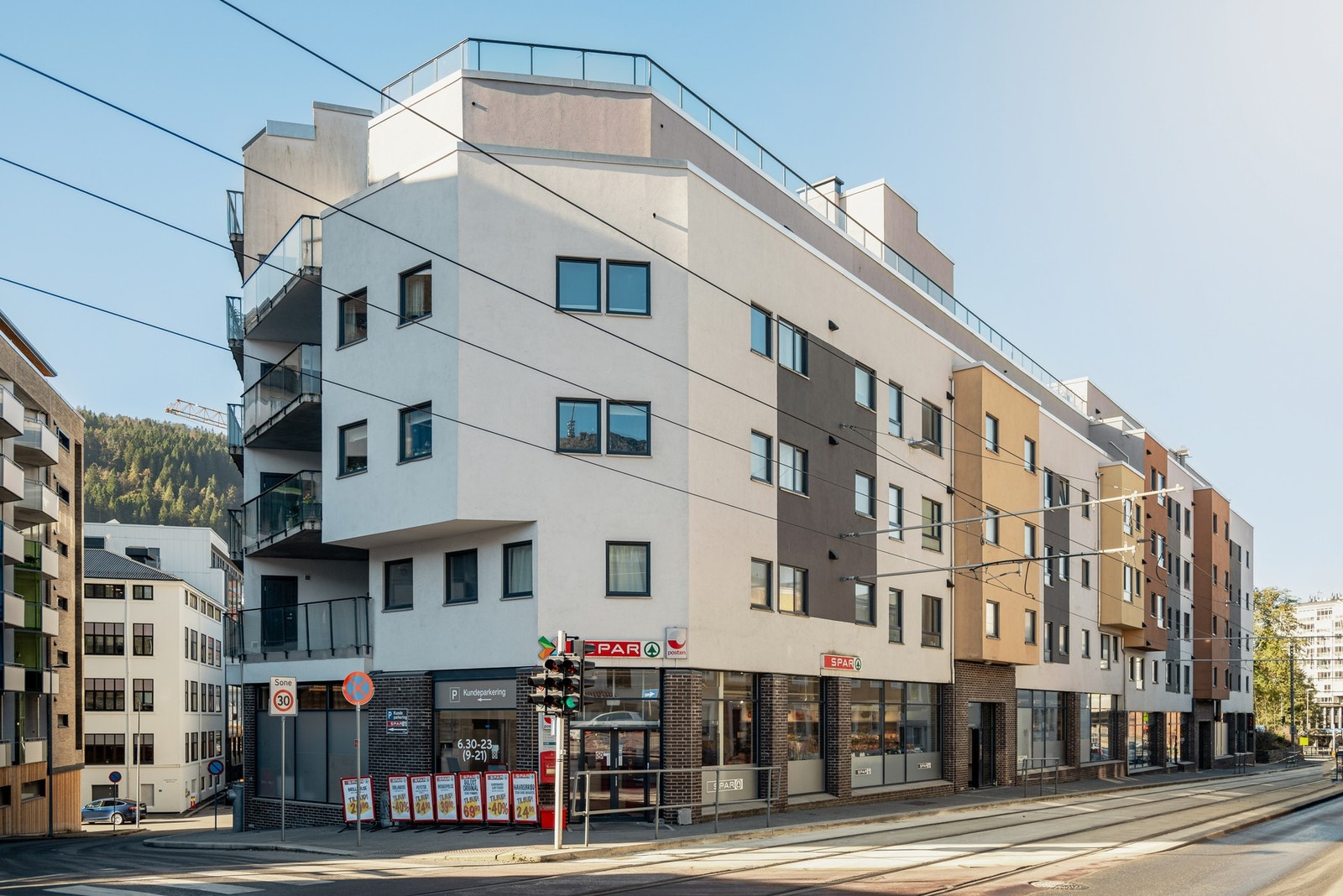 Innenfor kort gangavstand finner en også Bunnpris, Spar og Rema 1000. Galleribilde