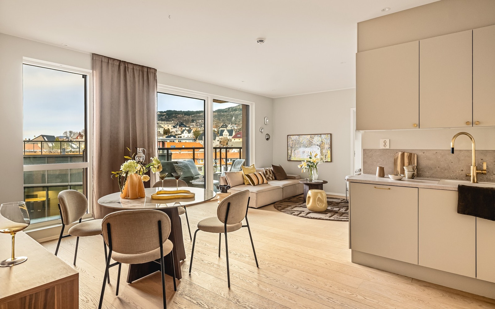 Den åpne løsningen til stue og spisestue, gjør matlagingen til en sosial aktivitet. Galleribilde