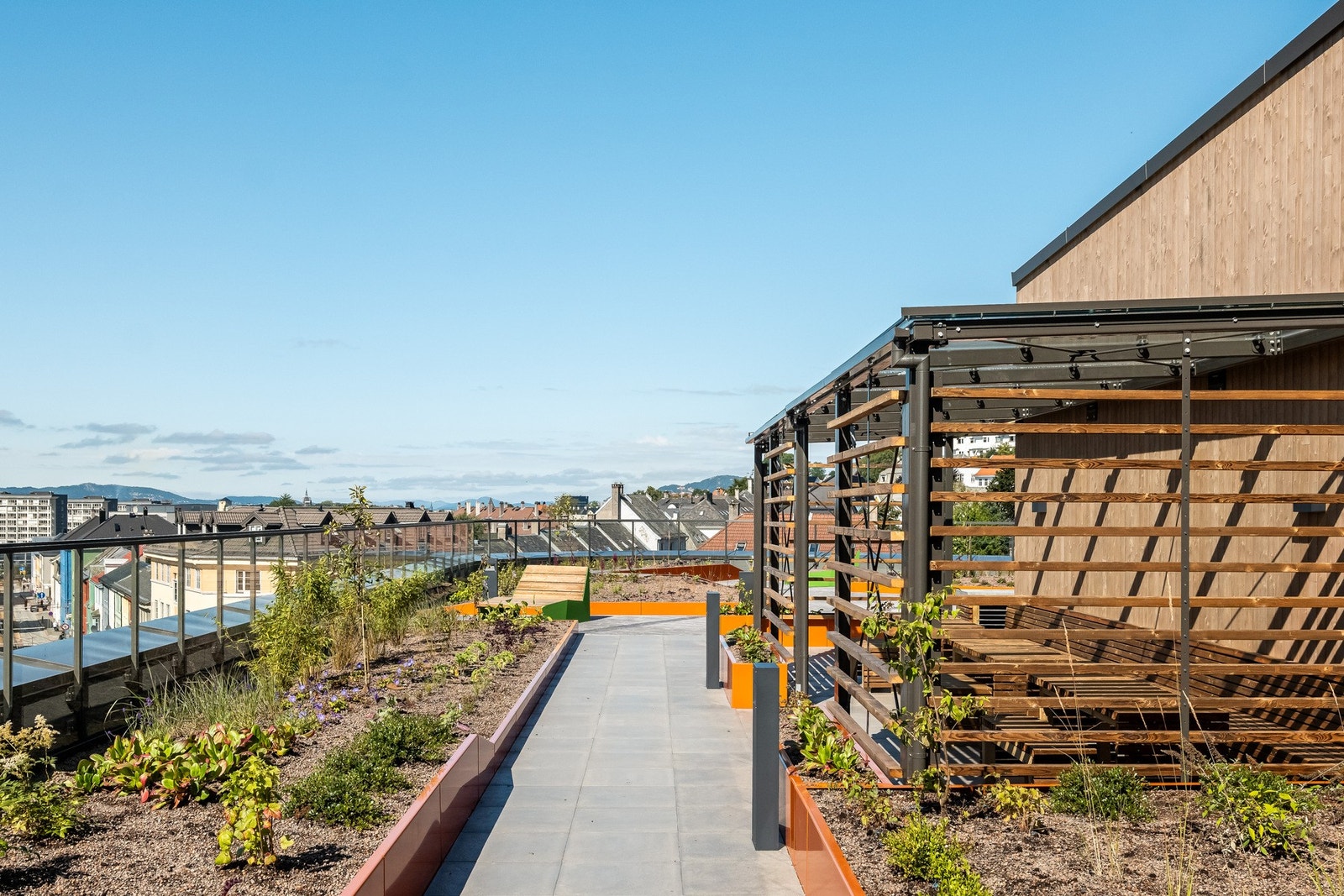 Sameiet har felles takterrasse med utekjøkken og bed, hvor beboere kan hente seg ferske grønnskaker. Galleribilde