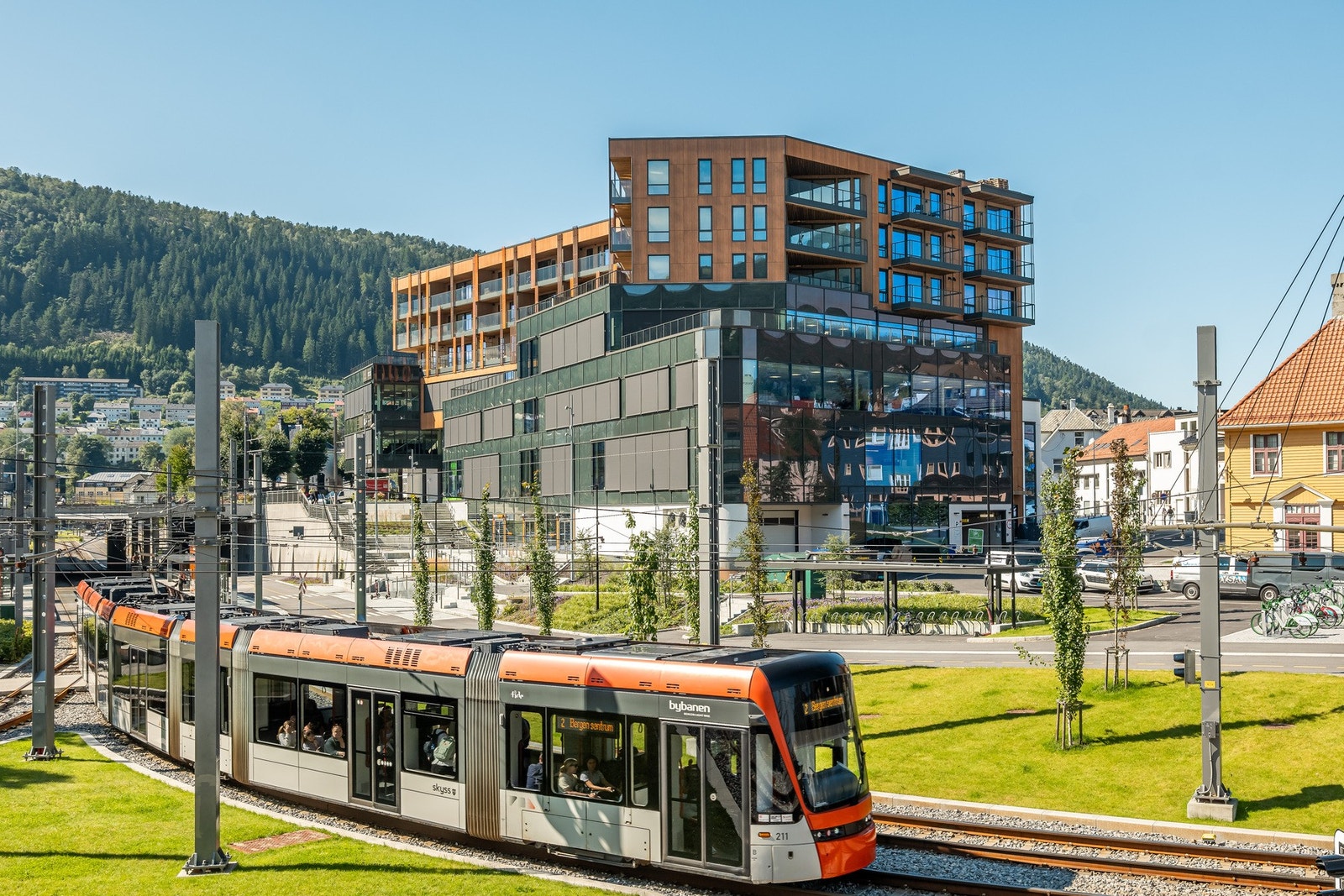 Her bor du lyst, moderne og svært behagelig, i et hyggelig bomiljø bestående av hovedsaklig unge voksne og yrkesaktive. Fra leiligheten har en gangavstand til alt en måtte trenge i hverdagen. Perfekt for både barnefamilier, studenter og eldre. Galleribilde