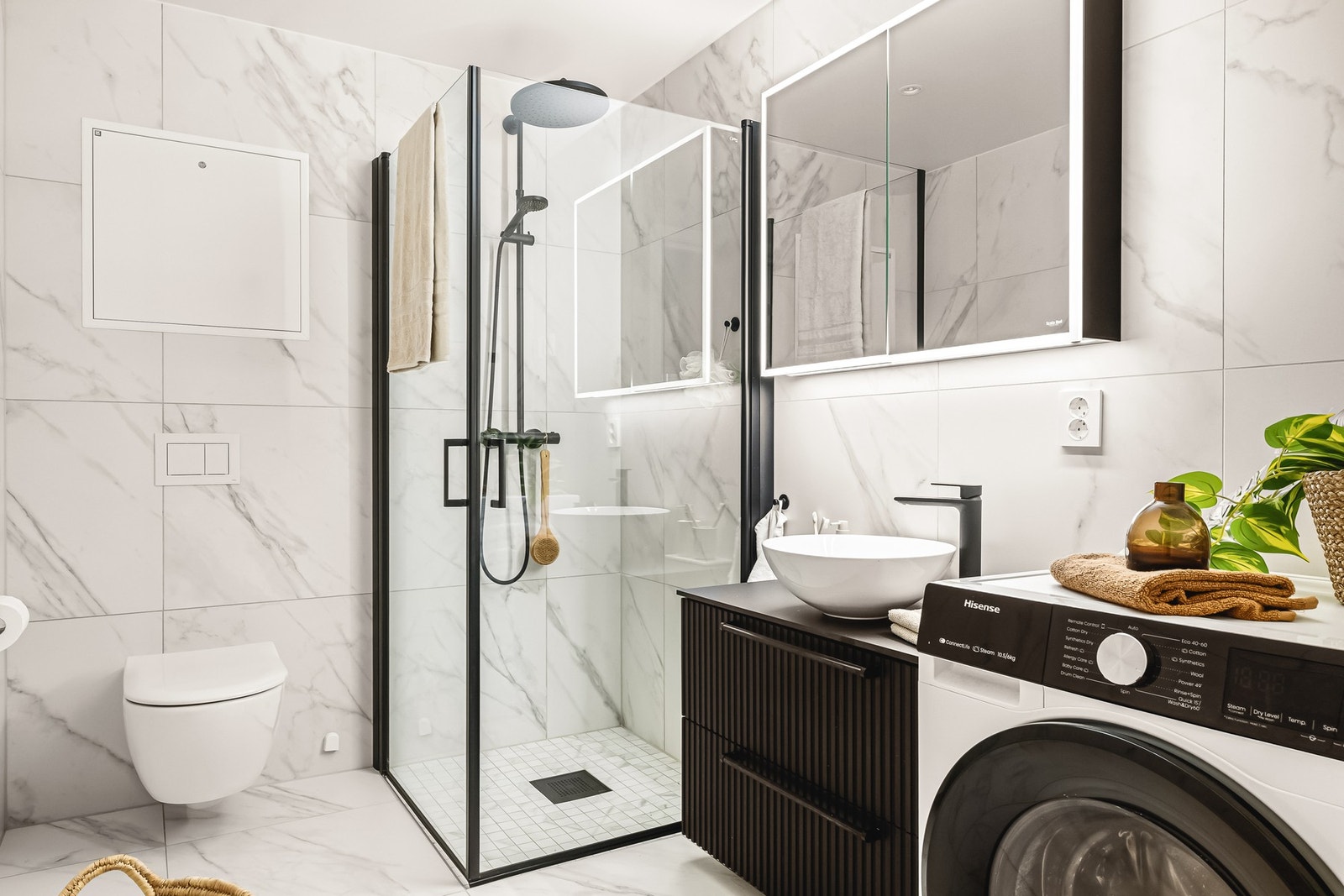 Lekkert og oppgradert bad på 4,9 m², med varmekabler i gulvet. Badet er helfliset i et stilrent marmormønster, og fremstår svært gjennomført med sorte detaljer. Galleribilde