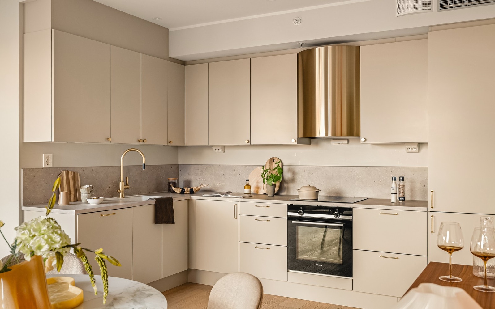 er er det både induksjonsplatetopp, stekeovn, oppvaskmaskin, samt kjøl- og frys. Kjøkkenet har godt med oppbevaringsplass i skap og skuffer, samt god arbeidsplass på benken. Galleribilde