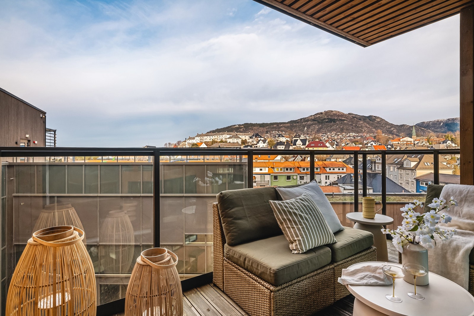 Fra balkongen kan en nyte kveldssolen, og mange fantastiske solnedganger. Galleribilde