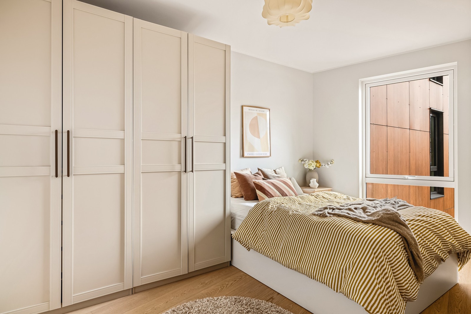 Og har god plass til dobbeltseng, garderobe og annet ønskelig møblement. Galleribilde