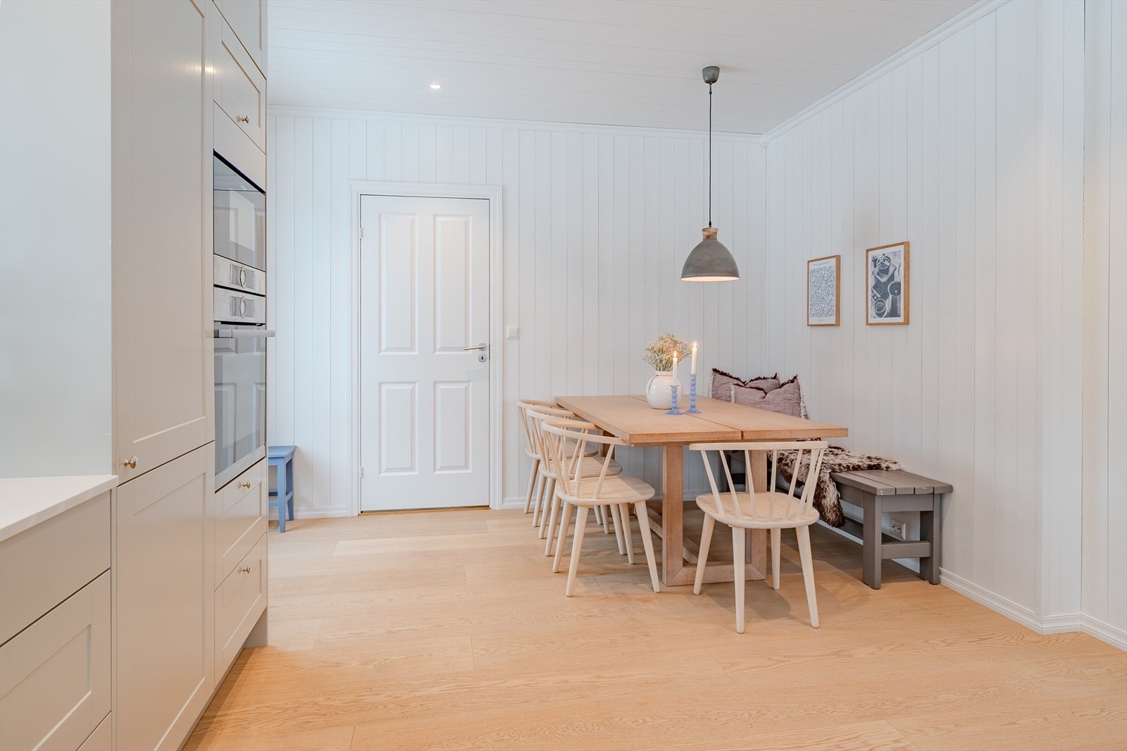 Inngang spiskammers og fin spiseplass for storfamilien Galleribilde