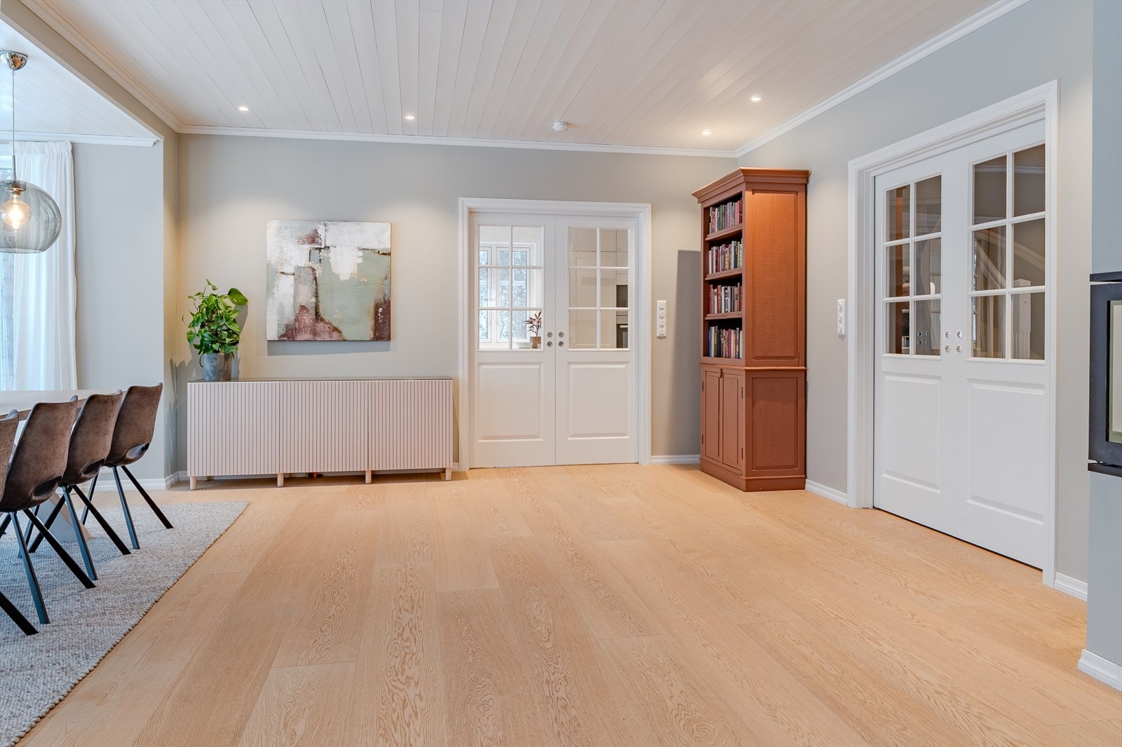 Utstrakt bruk av spotter i himling Galleribilde