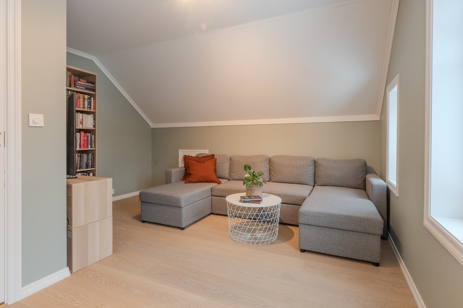 Etasjen har 4 soverom - ett p.t. innredet som loftstue Galleribilde