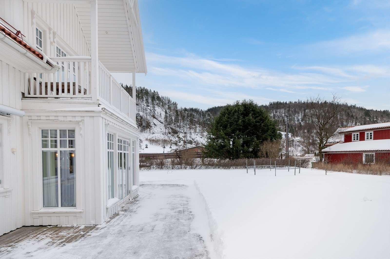 Sydvendt del av terrasse utenfor stuen Galleribilde
