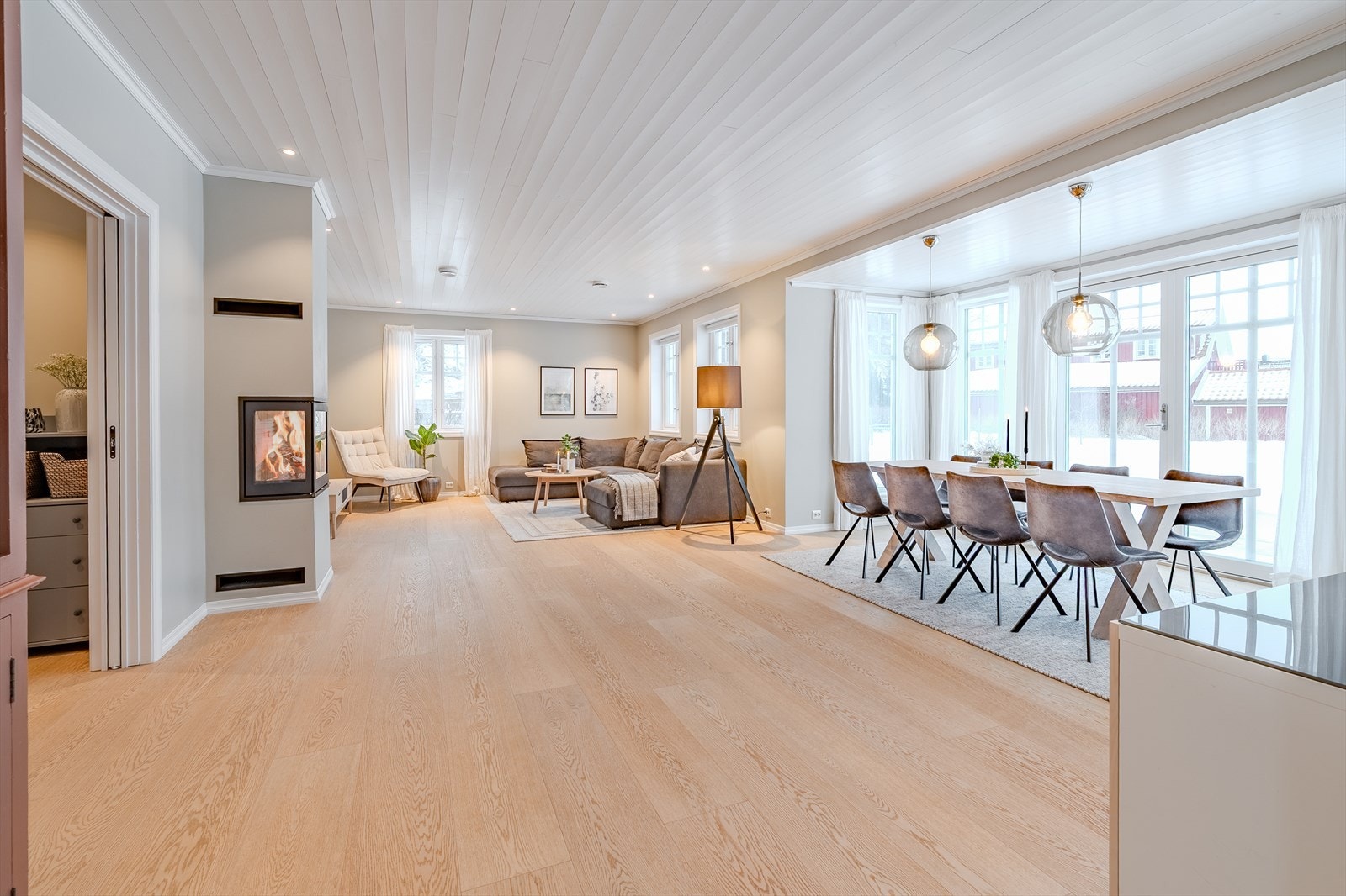 Stor, sosial stue med varmende peis Galleribilde