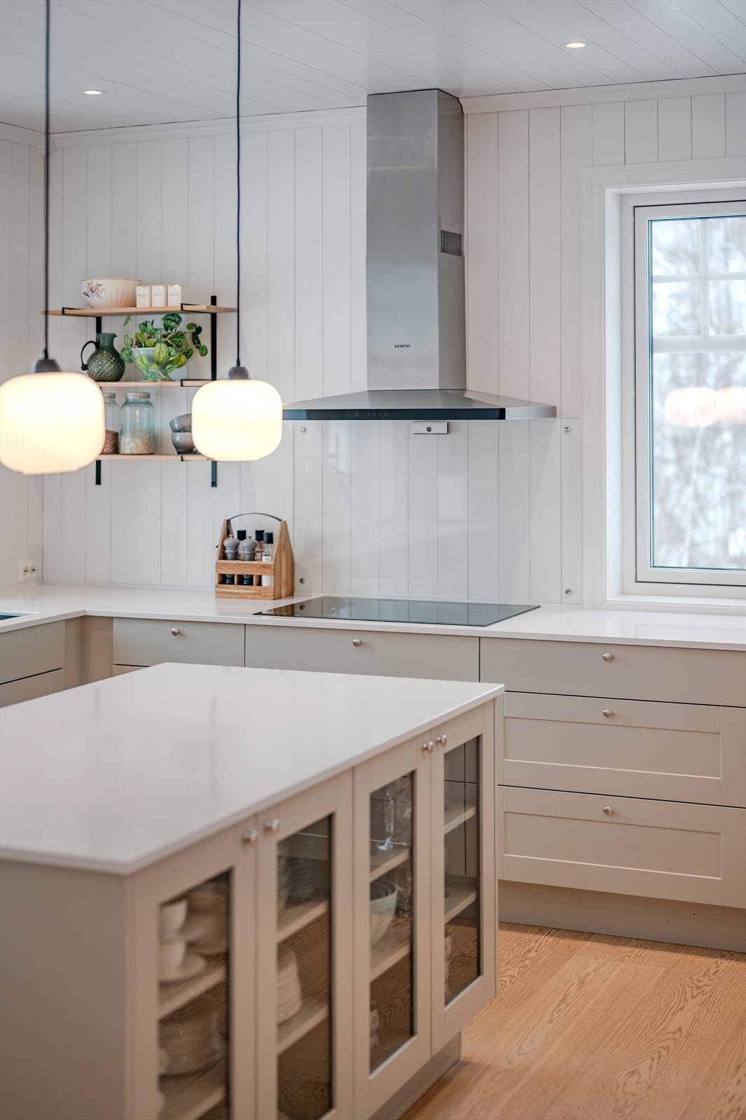 Stor kjøkkenøy- og benkeplate i stein Galleribilde