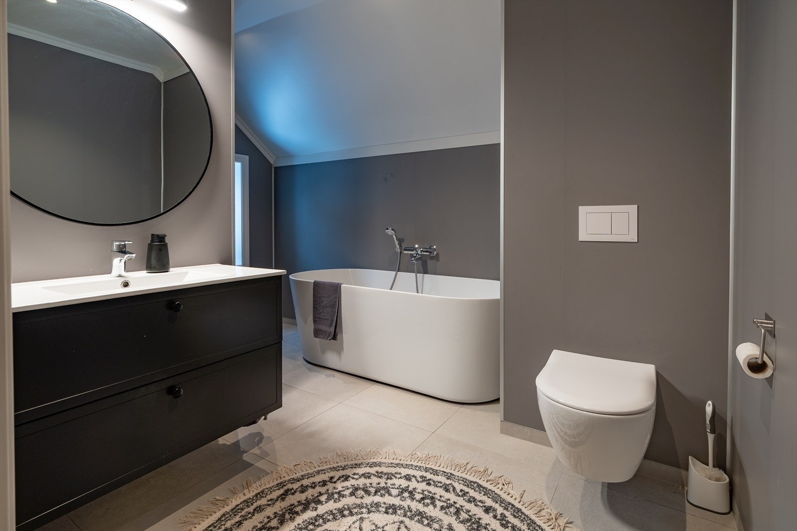 Familievennlig bad med frittstående badekar Galleribilde