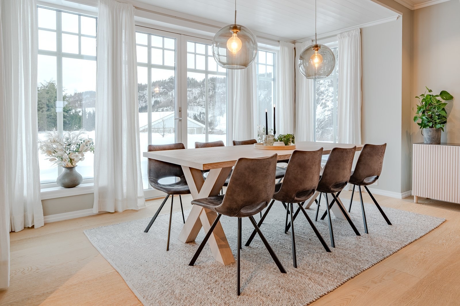 Store vindusflater og utgang via dobbeltfløyet dør til terrasse og hage Galleribilde