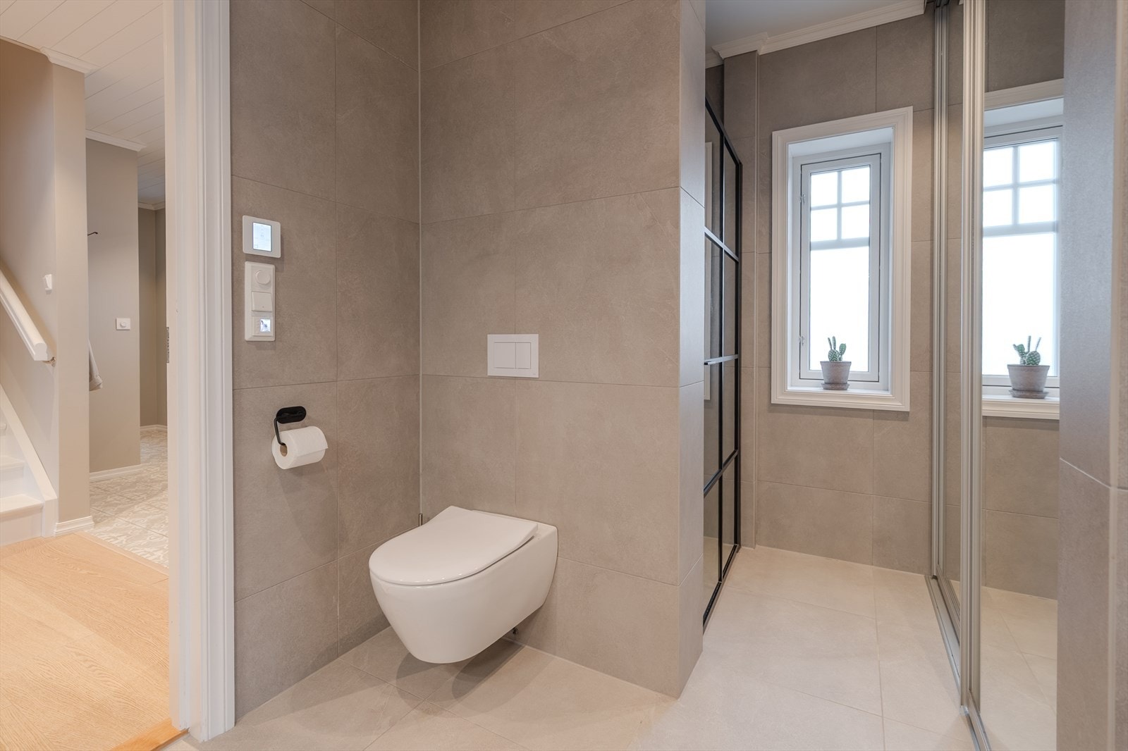 Helfliset, delikat bad med varmekabler, vegghengt wc og skyvedørsgarderobe Galleribilde