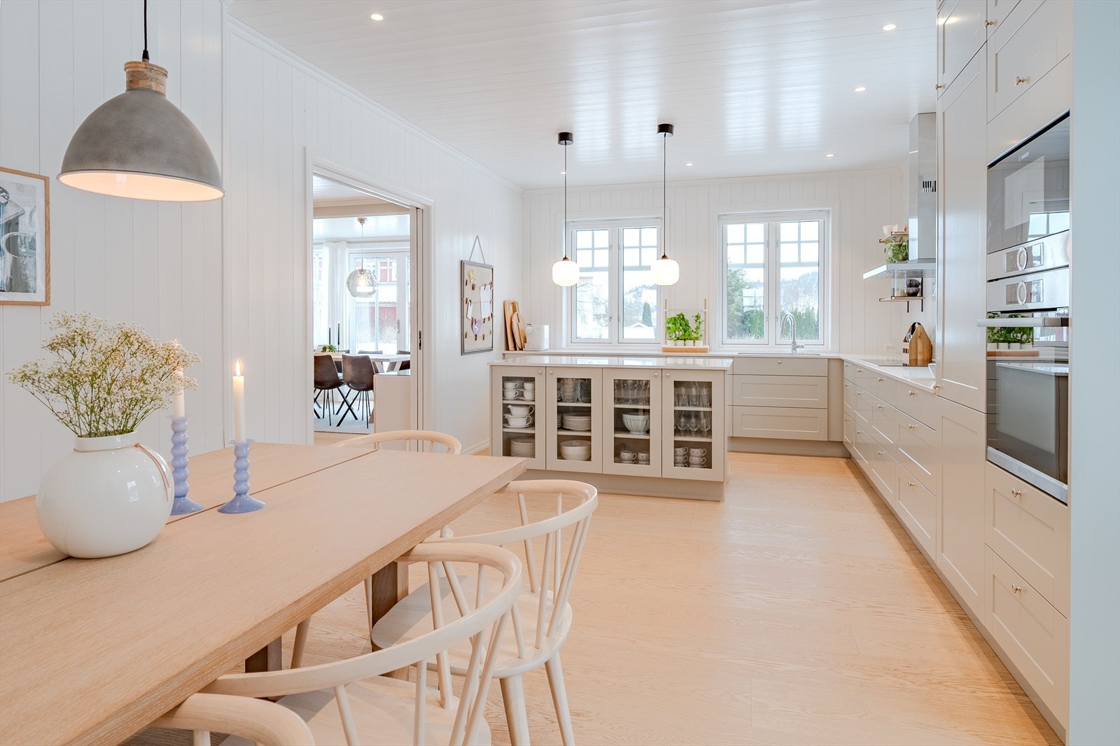 Gjennomført, lyst og elegant kjøkken med rikelig benkeplass Galleribilde