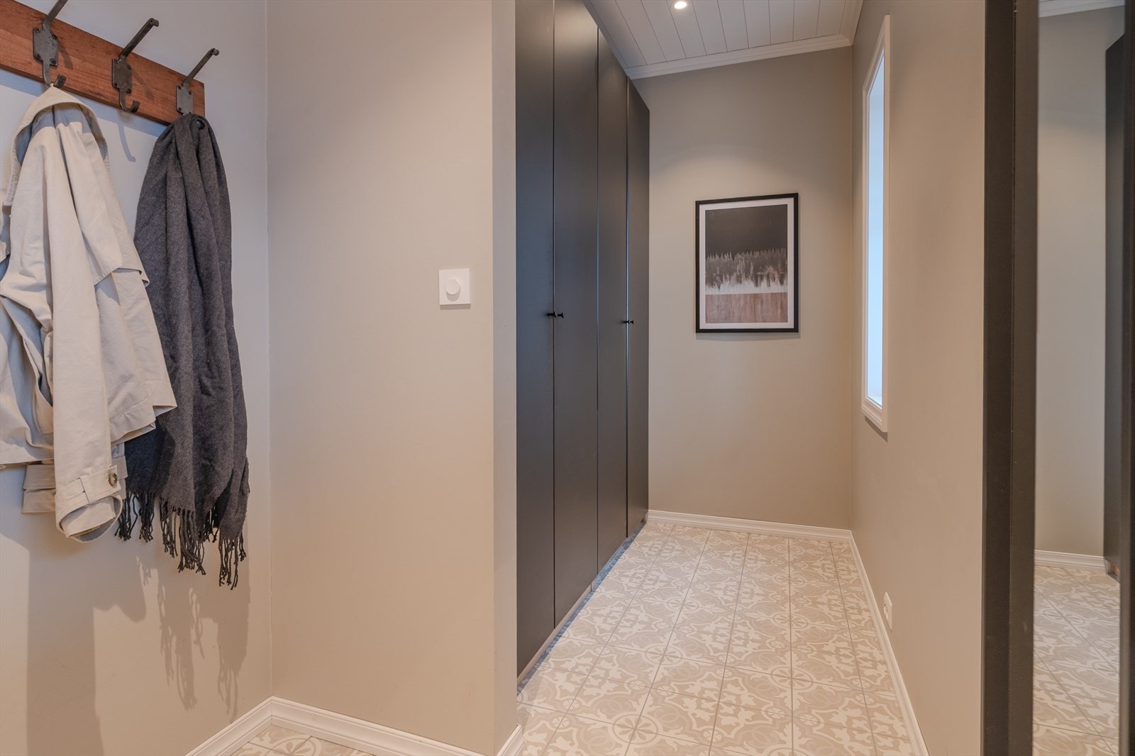 Pen og praktisk garderobeløsning Galleribilde