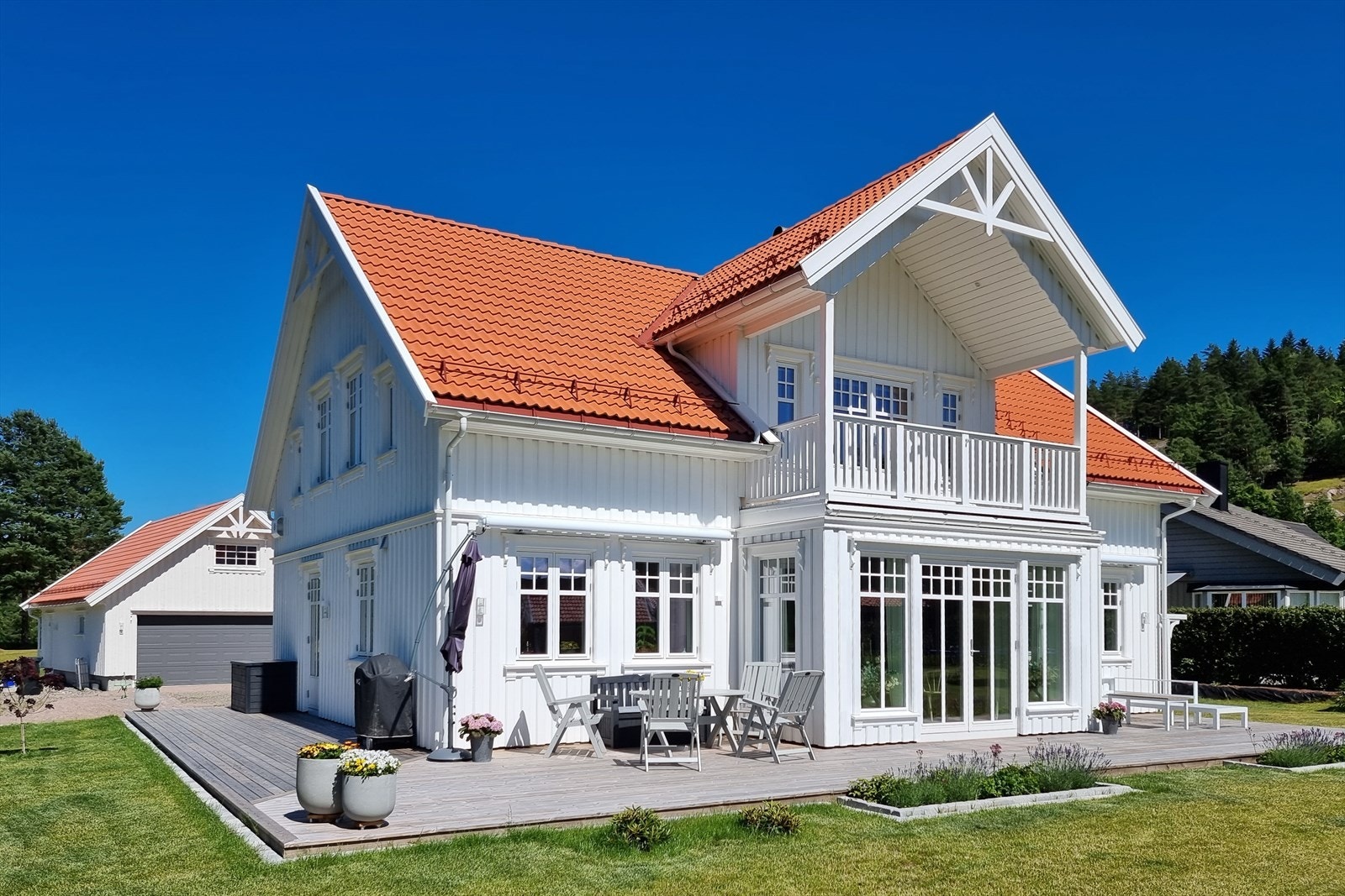 Herskapelig familiebolig og dobbel garasje (selgers private sommerbilde) Galleribilde