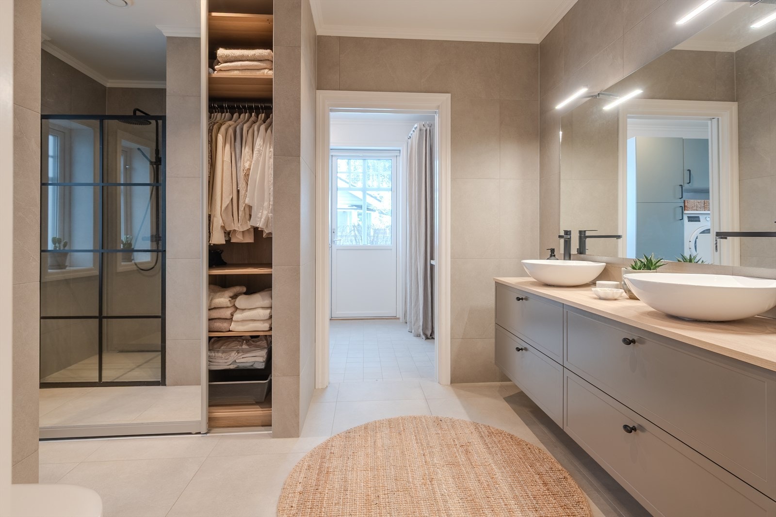 Nisje med regndusj, klassisk innredning med dobbel vask og skyvedør til vaskerom Galleribilde