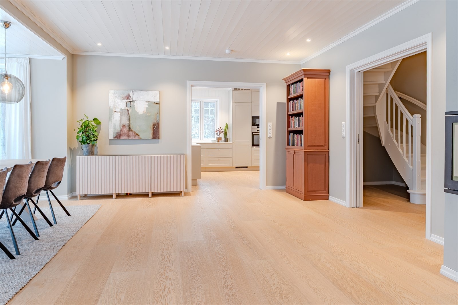 Doble skyvedører mellom stue, kjøkken og hall Galleribilde