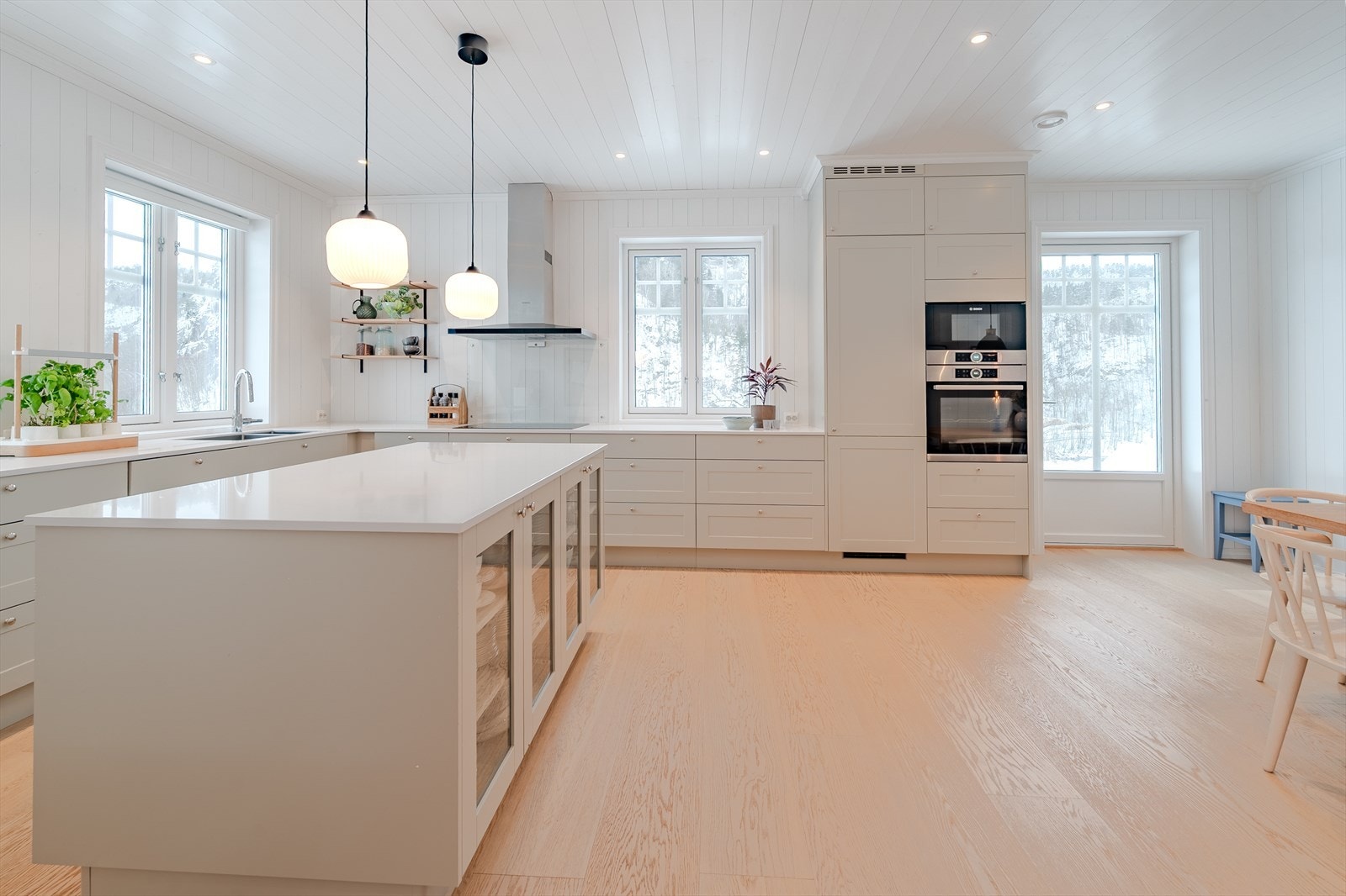 Romslig kjøkken med utgang til vestvendt del av terrassen Galleribilde