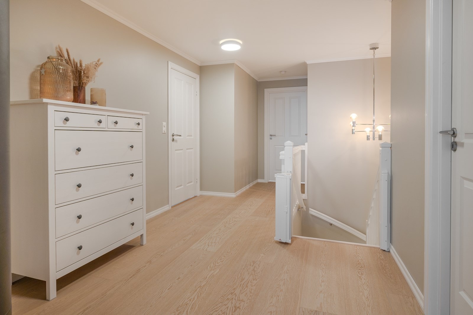 Trappegang/hall med inngang bod og etasjens øvrige rom Galleribilde