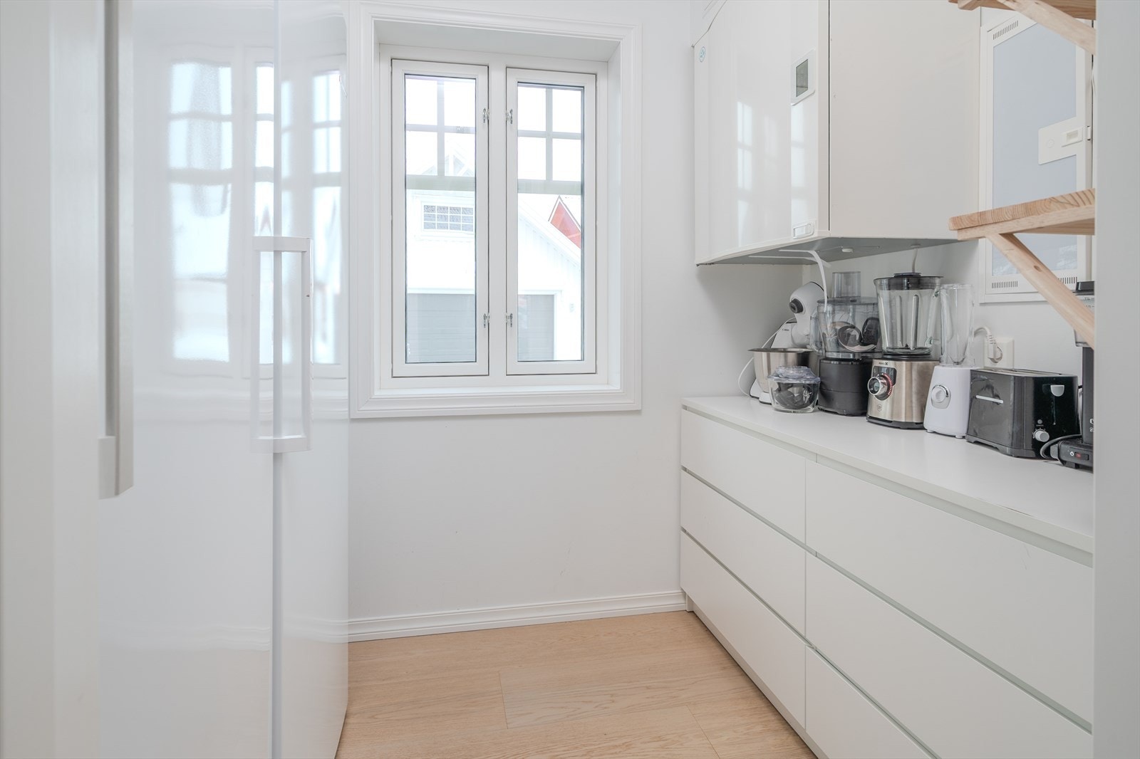 Praktisk spiskammers - inneholder også balansert ventilasjonsanlegg og sikringsskap Galleribilde