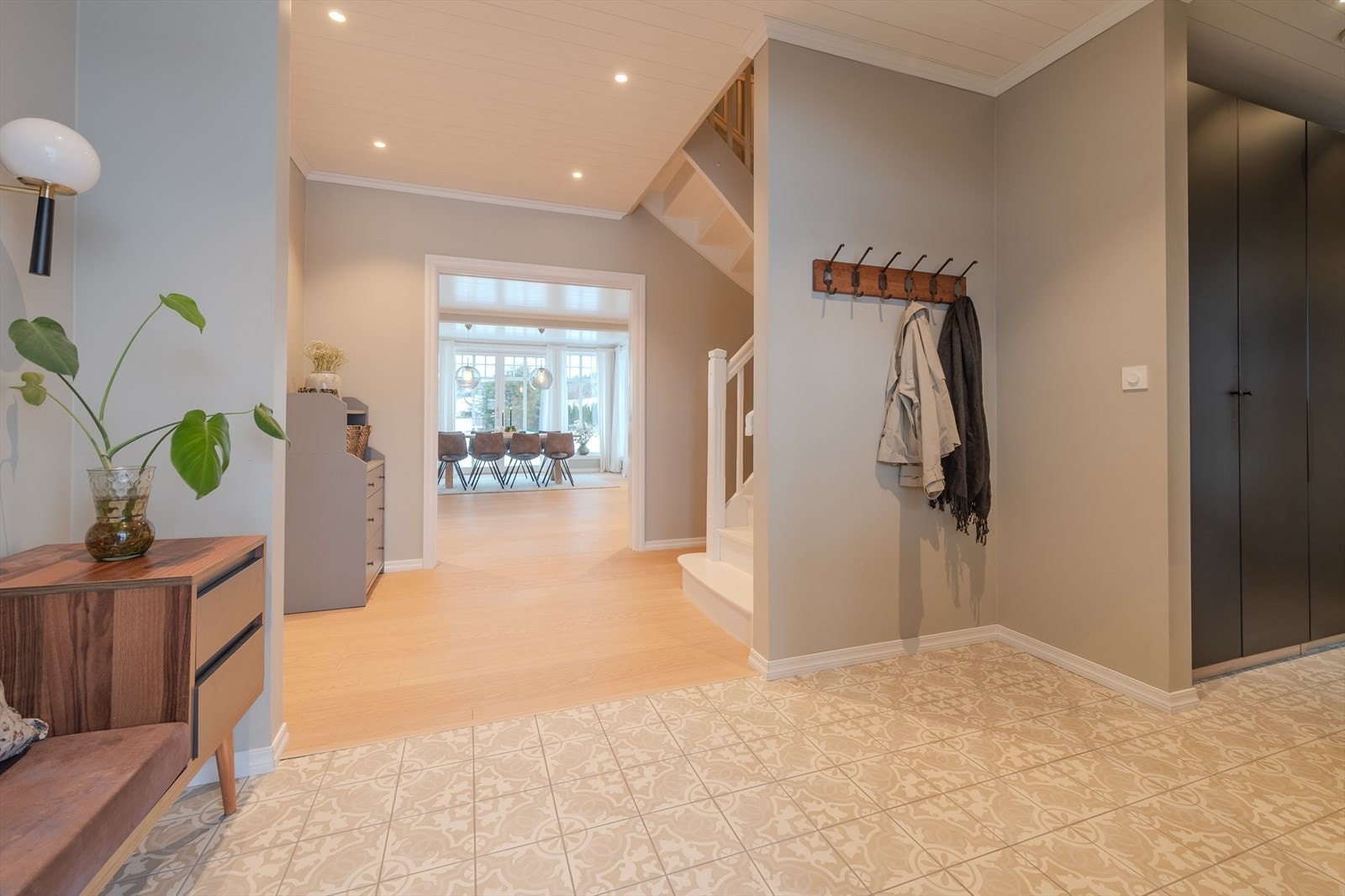 Historiske gulvfliser med varmekabler og hvitmalt trapp til toppetasjen Galleribilde