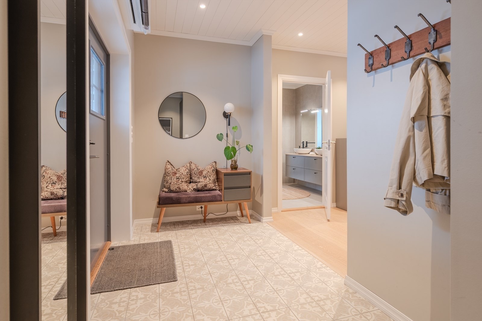 Entré med varmepumpe over dobbeltfløyet inngangsdør Galleribilde