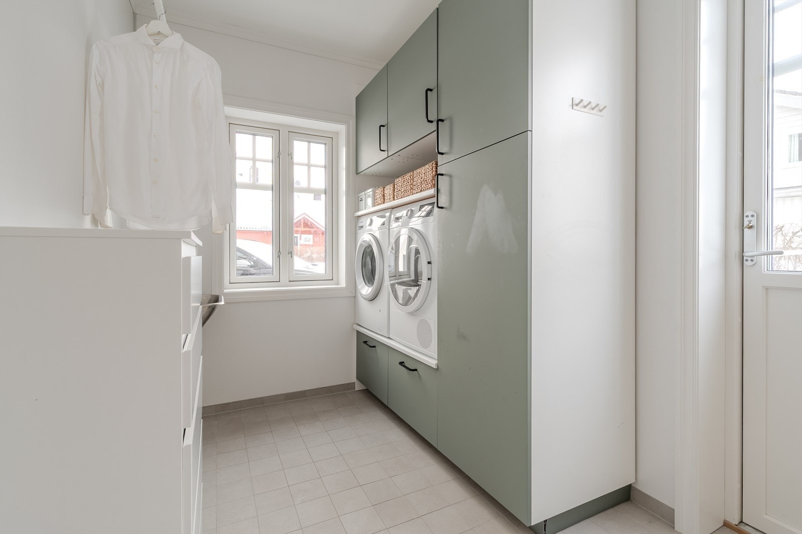 Praktisk innredet vaskerom med egen utgang til gårdsplass Galleribilde