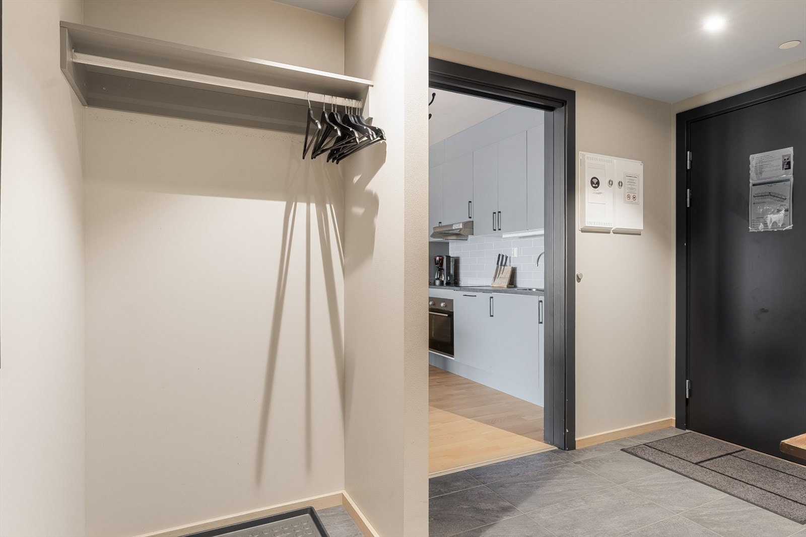 Entréen har flislagt gulv med vannbåren gulvvarme, glatte lysmalte overflater og downlights i himlingen. Du har plass til sko og oppheng av yttertøy i en praktisk nisje. Galleribilde