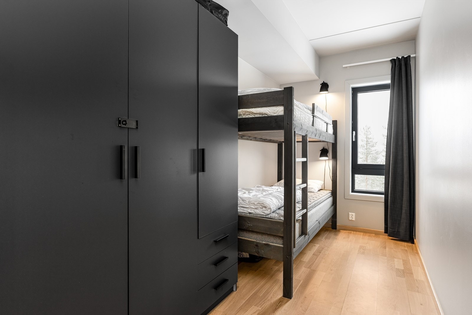 Soverom 2 har rikelig med oppbevaringsplass i sorte garderobeskap som medfølger i handelen. Rommet er i dag innredet med en køyeseng med to sengeplasser. Galleribilde