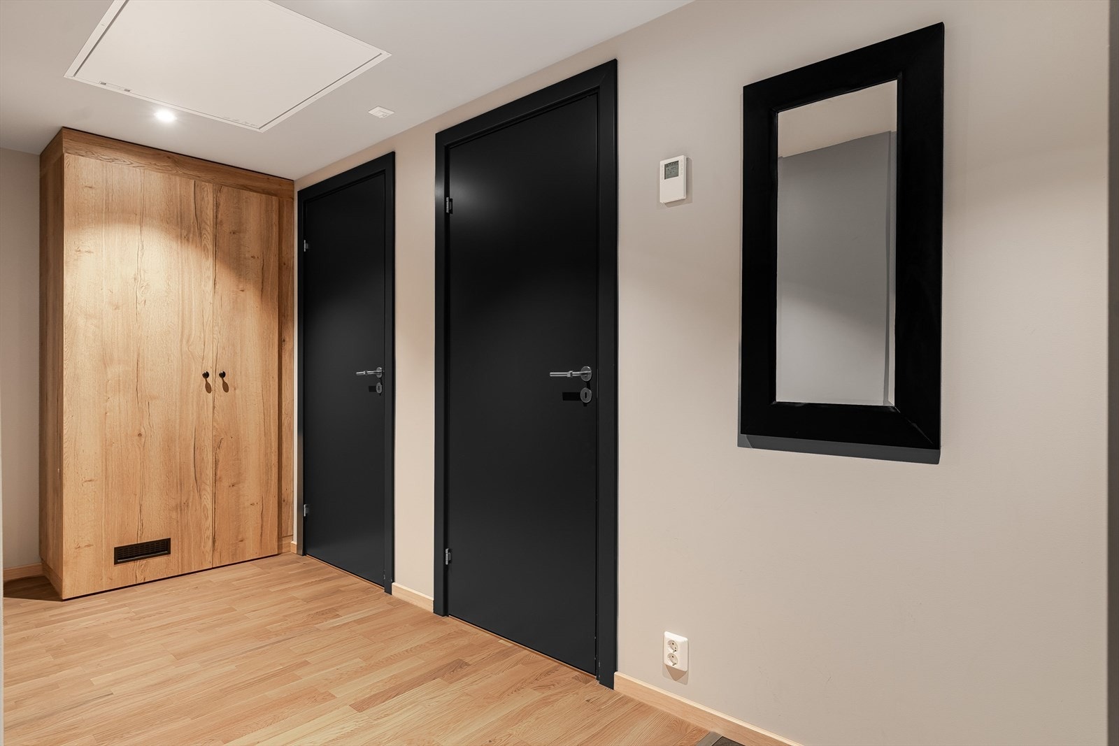 Fra gangen er det adkomst til begge soverommene og baderommet. Her er det også en plassbygget garderobe som medfølger i handelen. Galleribilde