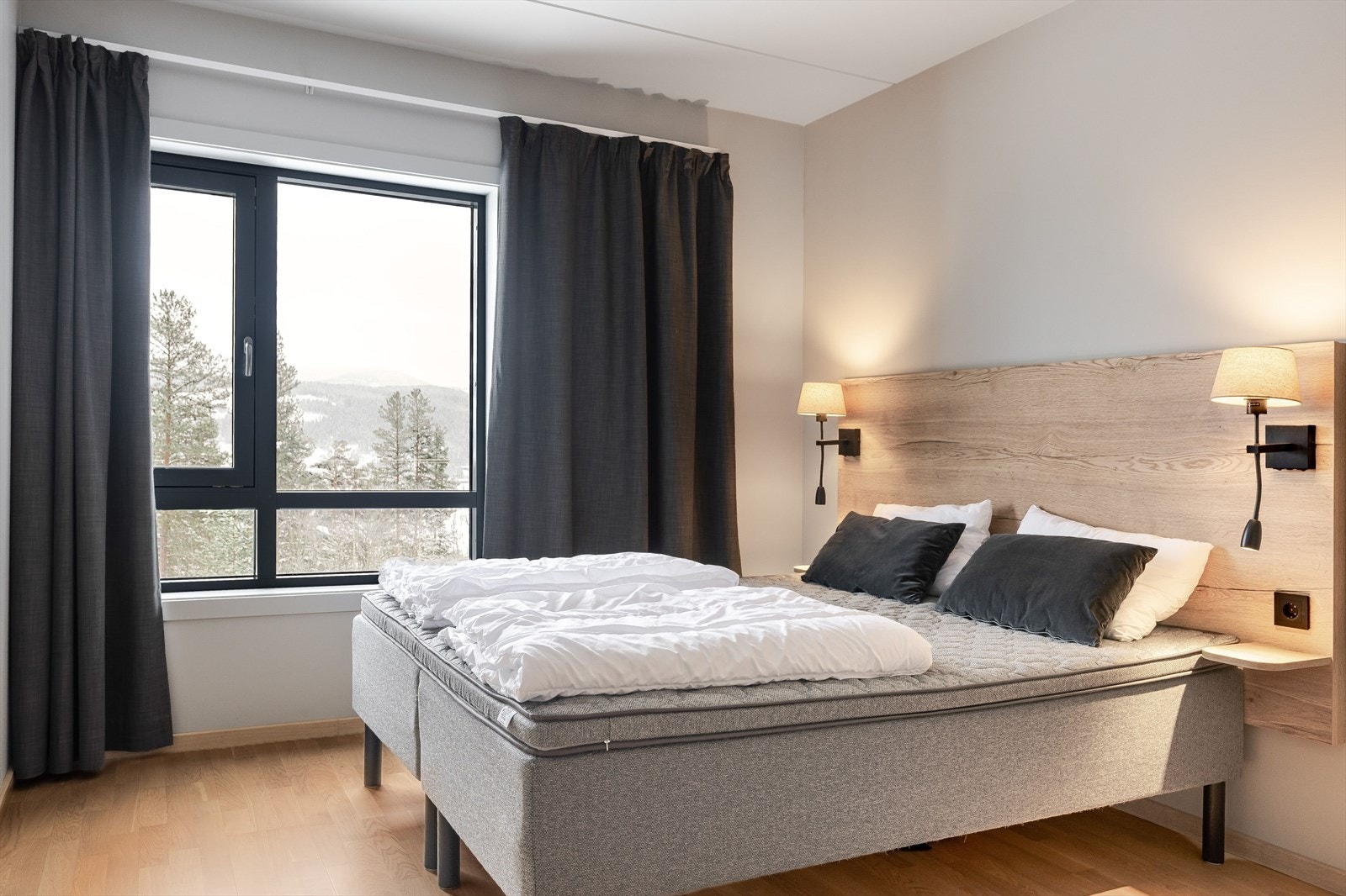 Den store vindusflaten slipper inn masse lys og åpner opp for utsikten. Alle vinduene i leiligheten har sorte karmer som gir et tidsriktig og moderne uttrykk. Galleribilde