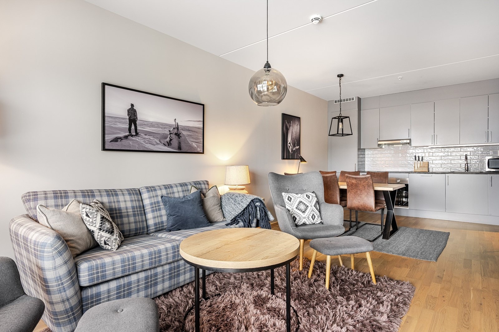 Leiligheten holdes god og lun på vinterstid med vannbåren gulvvarme tilknyttet fjernvarme i alle rom. Á-konto fjernvarme på kr. 772,- per måned er inkludert i felleskostnadene. Galleribilde