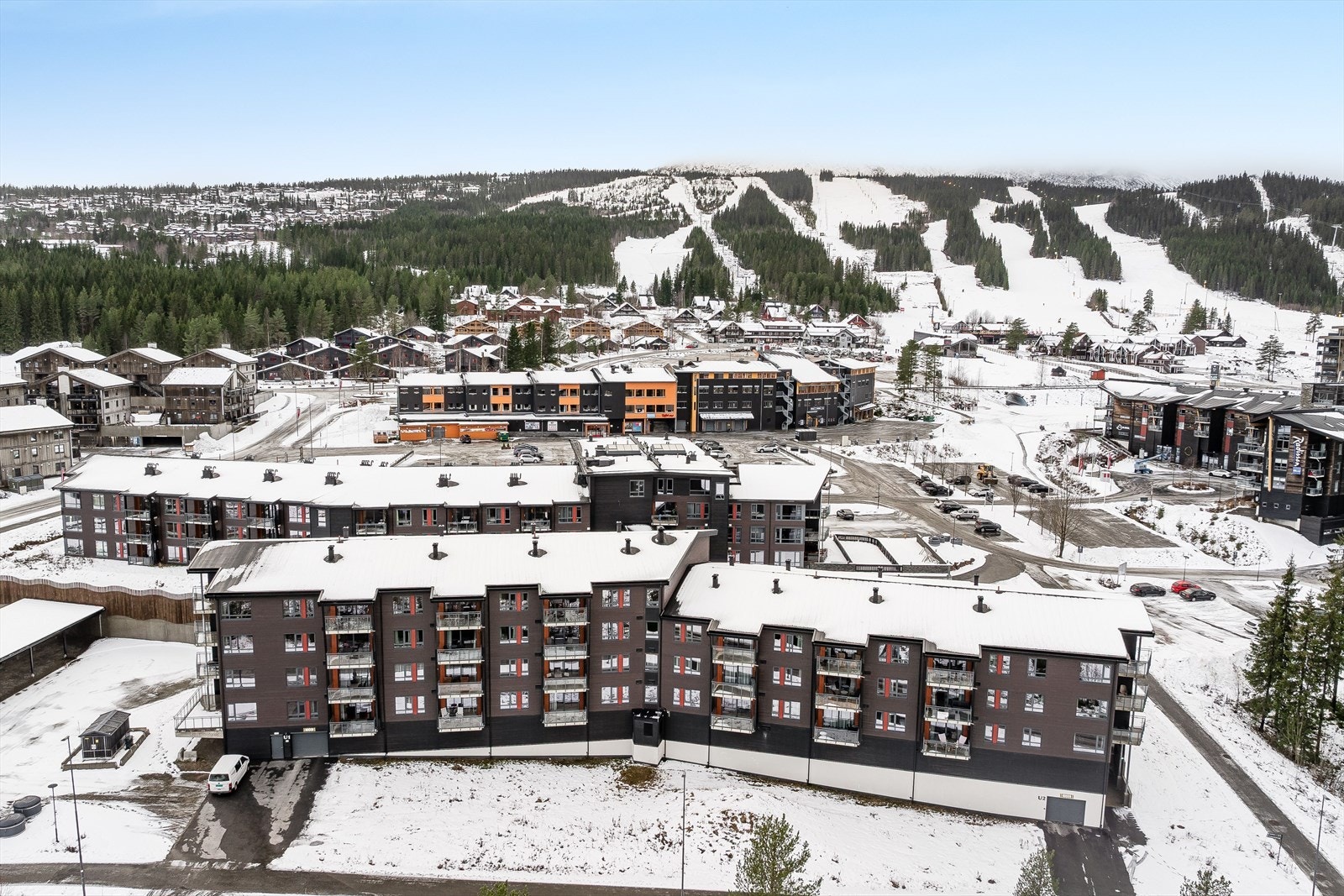 Kort vei til velkomstsenteret, matbutikk og Peppes Pizza. Innenfor en radius på 300-400 m har du blant annet Trysil Bike Arena, Trysil- Knut Arena, helårs klatrepark, Trysil golfbane og minigolf. Galleribilde