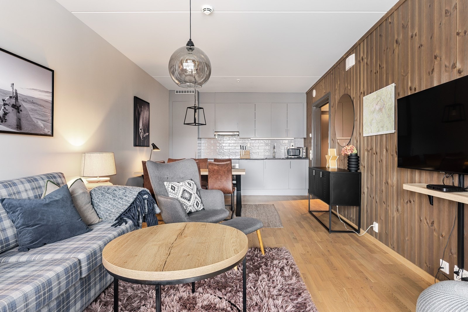 Stuen har god standard med parkett på gulv, vannbåren gulvvarme, skjult elektrisk anlegg og glatte lysmalte overflater kombinert med lun trepanel. Galleribilde