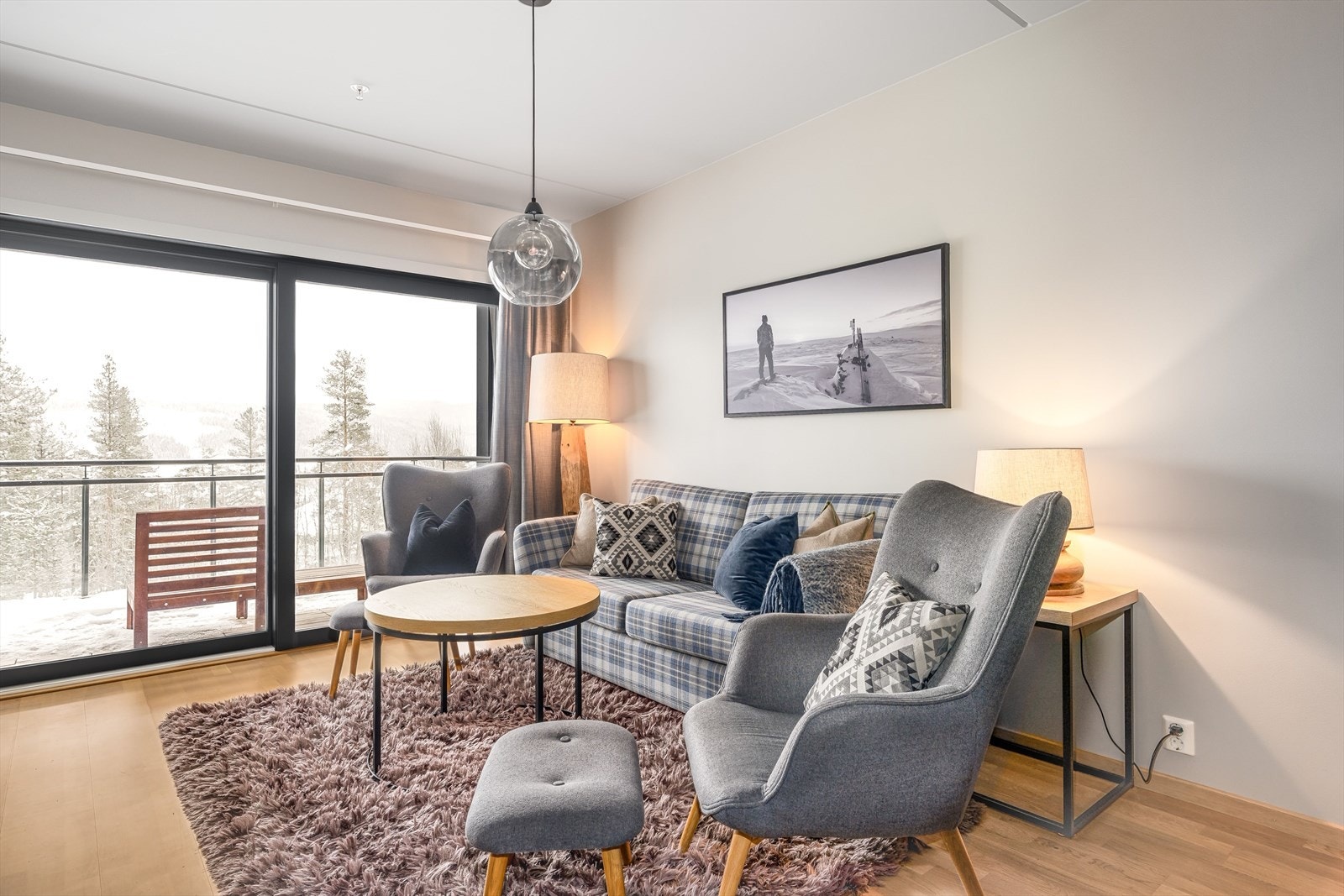 Stuen har store vindusflater som slipper inn rikelig med naturlig lys, samtidig som det ikke er innsyn og fin utsikt! Galleribilde