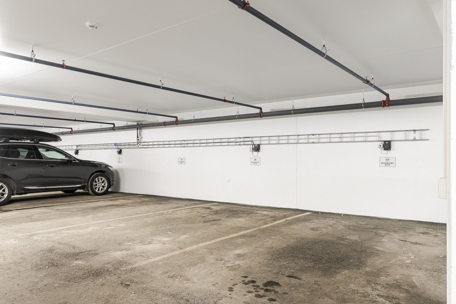 Leiligheten disponerer en garasjeplass på ca. 12m² i felles garasjeanlegg i kjelleren. Galleribilde