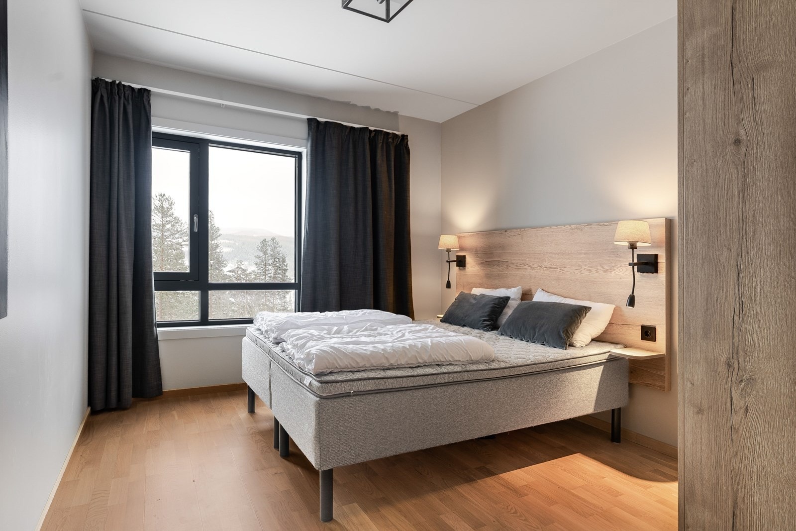 Leiligheten har et lyst og innbydende hovedsoverom av god størrelse. Soverommet har parkett på gulv, vannbåren gulvvarme, glatte lysmalte overflater og skjult elektrisk anlegg. Galleribilde